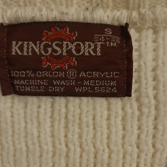 Cozy 70s Cream Sweater with Nordic Design - Picture 2 of 3